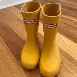 Yellow hunter boots. Unisex.